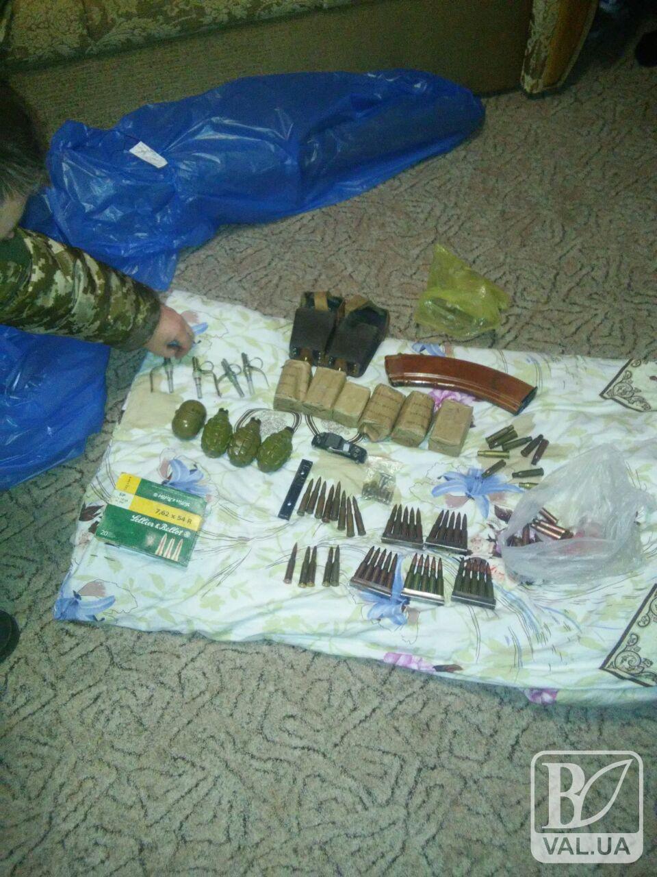 На Черниговщине задержали торговцев армейским оружием. ФОТО
