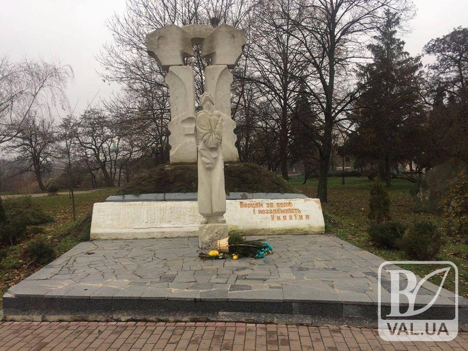 Розкидані квіти та погашені лампадки: у Чернігові вандали поглумилися над пам'яттю жертв Голодомору
