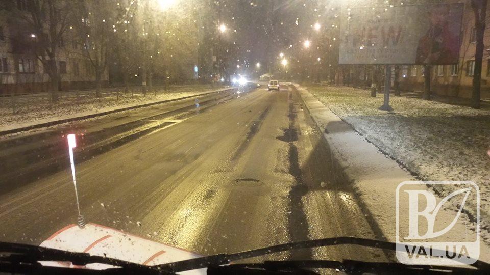 Чернігівські комунальники борються зі снігом вночі 