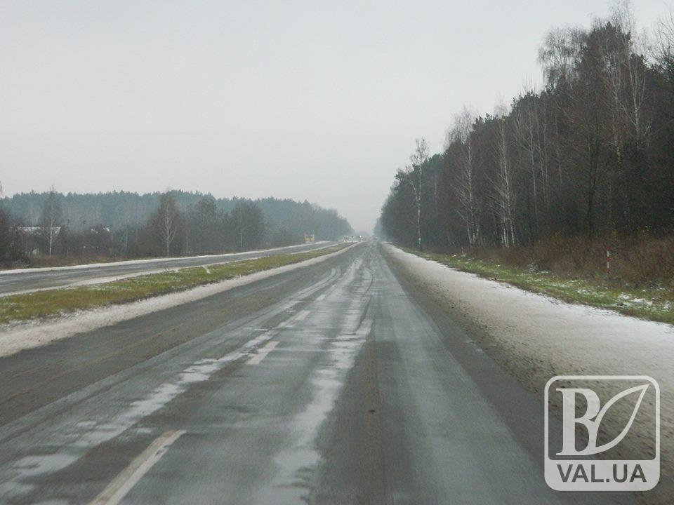 Дорожники Чернігівщини на боротьбу з ожеледицею використали майже 600 тонн піщано-сольової суміші 
