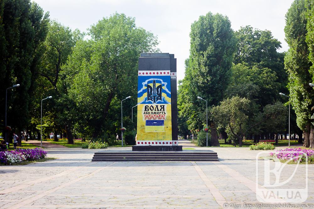В Чернигове демонтируют постамент, на котором раньше стоял памятник Ленину