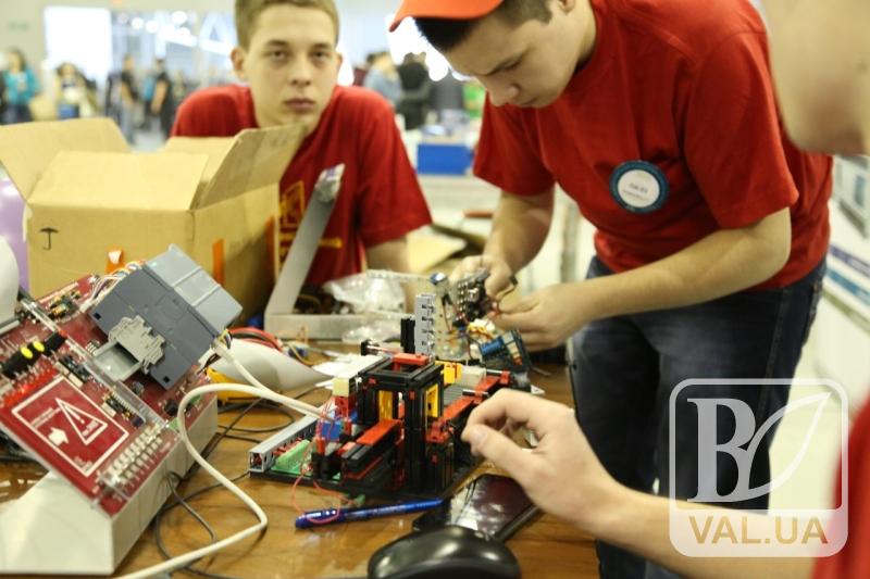 Школьники и студенты из Черниговщины проектируют роботов. ВИДЕО