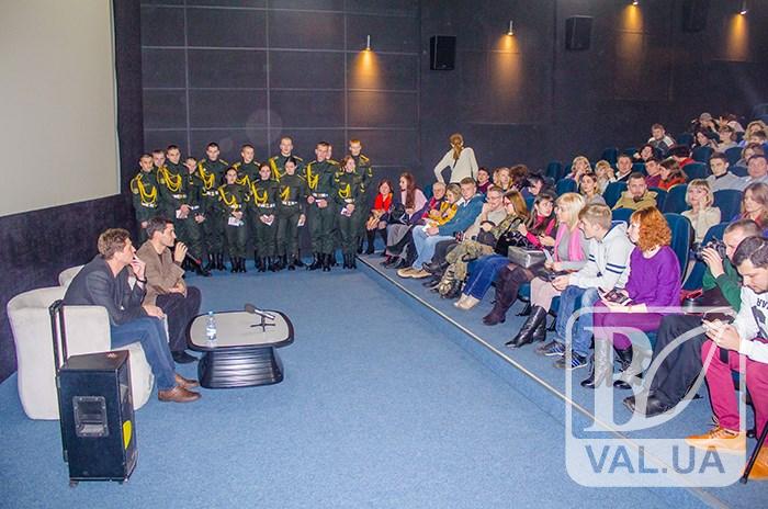 Сльози і аплодисменти: у Чернігові відбувся допрем’єрний показ стрічки «Кіборги». ФОТО
