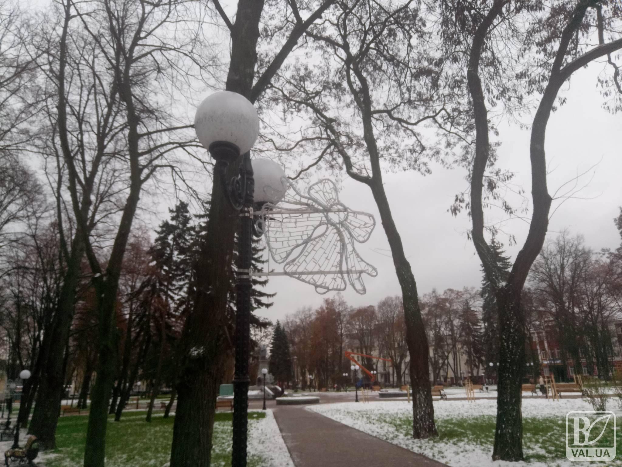 Свято наближається: сквер Хмельницького «марафетять» до Нового року. ФОТОфакт