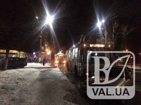 В центре Чернигова из-за обрыва линии остановились троллейбусы. ФОТО