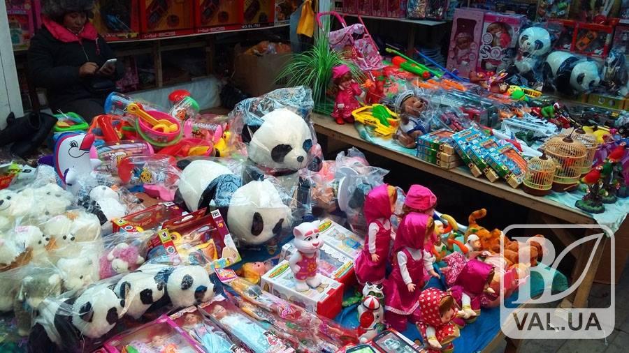 На чернігівському ринку підприємець торгував неякісними іграшками для дітей