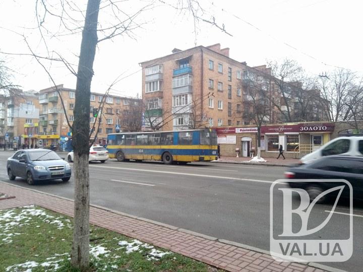 У центрі Чернігова вдруге за добу стали тролейбуси. ФОТО