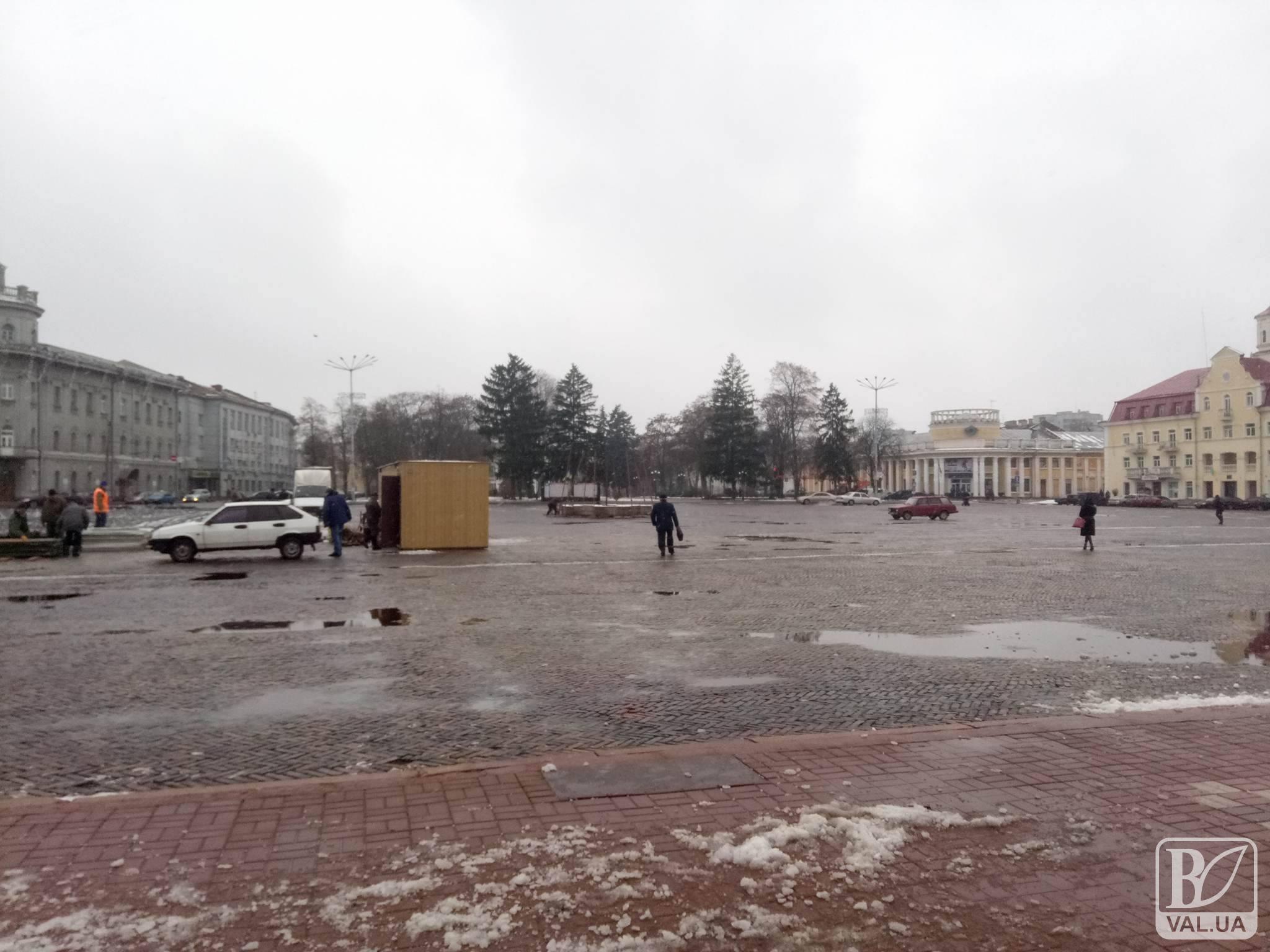 На Красній площі почали встановлювати головну ялинку міста. ФОТОфакт