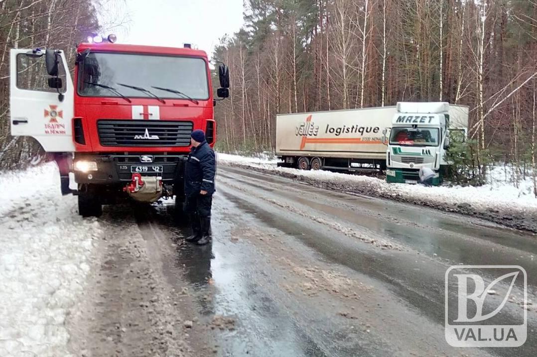 На Чернігівщині три вантажівки застрягли у сніговому полоні