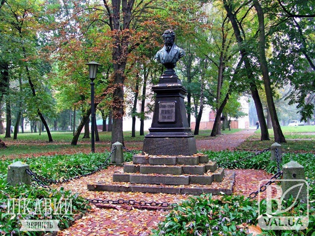 Історія, яку сплюндрували, або 117 років «життя» памʼятника Пушкіна у Чернігові. ФОТО