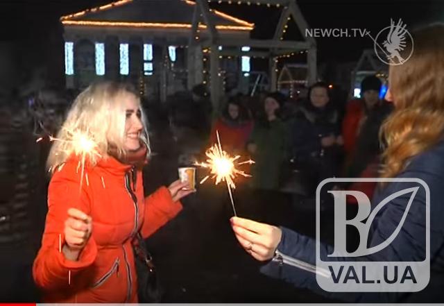 «Бачили ніч»: як чернігівці зустрічали Новий 2018 рік під головною ялинкою міста. ВІДЕО