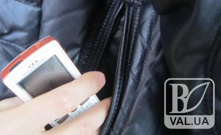 18-річний чернігівець видурив у неповнолітнього мобільний телефон