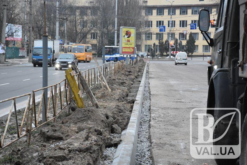 Аномально тепла зима «дозволила» продовжити дорожні ремонтні роботи на Рокосовського. ФОТО