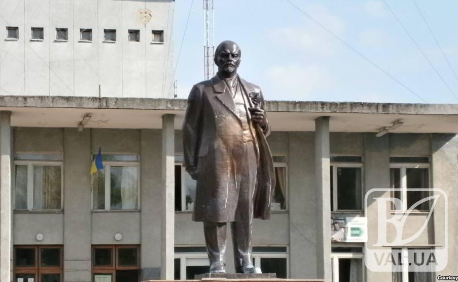 У Новгороді-Сіверському досі сподіваються продати пам’ятник Леніна за мільйон