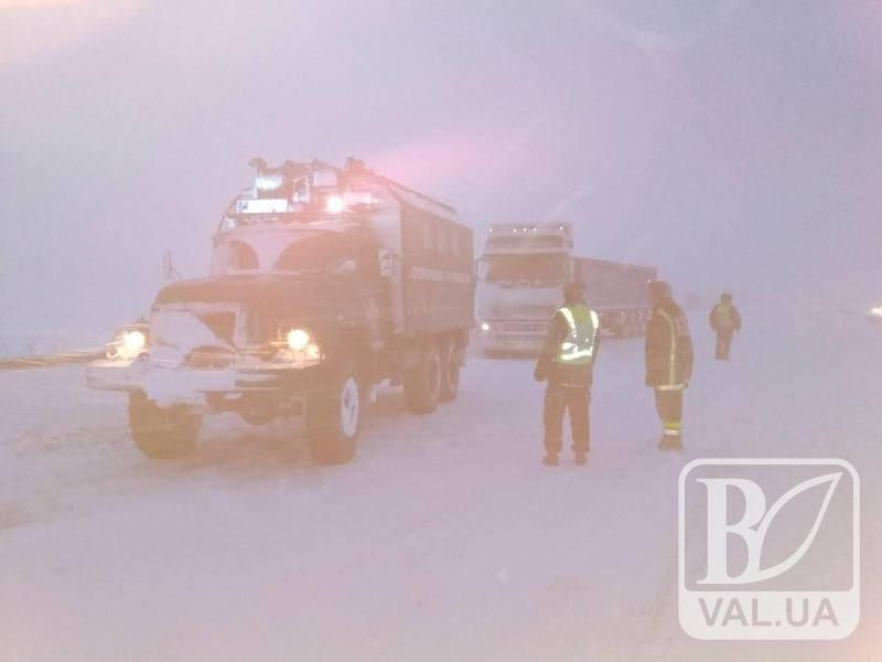 На Чернігівщині у сніговий полон потрапило 19 вантажівок