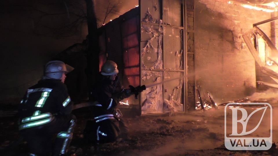 Масштабна пожежа у Чернігові: вночі горіло 8 гаражів, знищено 4 автівки. ФОТО
