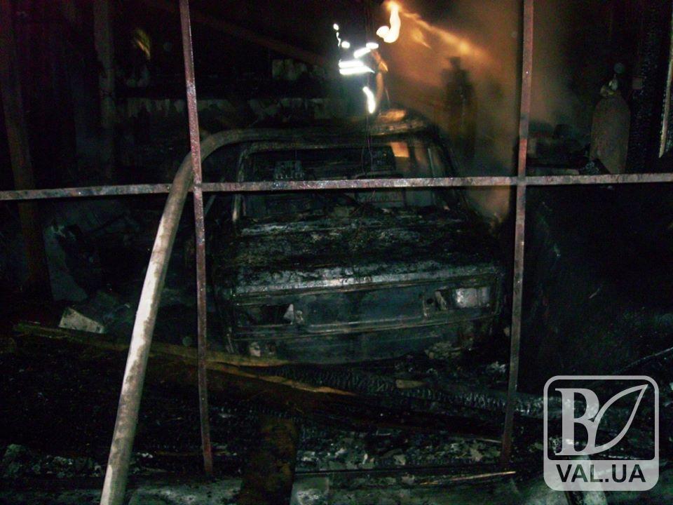 На Чернігівщині згорів гараж разом з автівкою