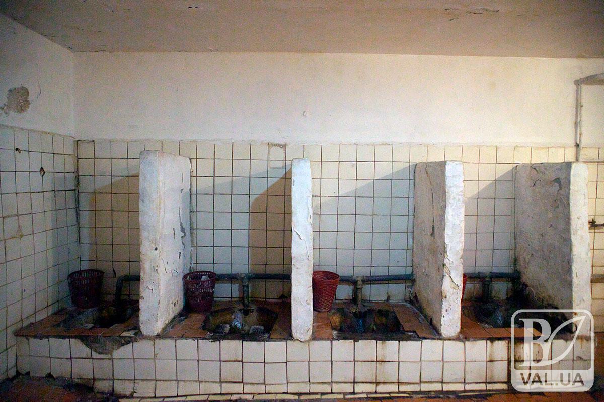 Стіни в туалетах Чернігова митимуть 4 рази на рік