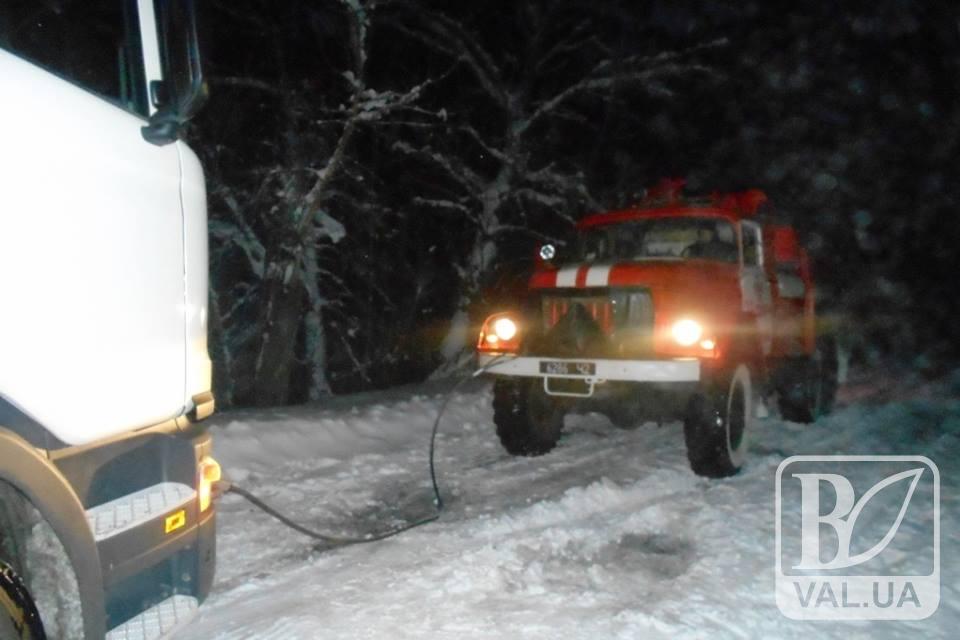 На Чернігівщині рятувальники вивільняють транспортні засоби із снігових заметів