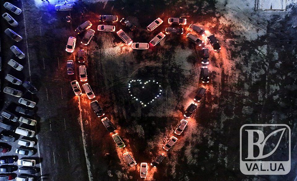 У Чернігові водії утворили серце з автомобілів на Красній площі. ВІДЕО