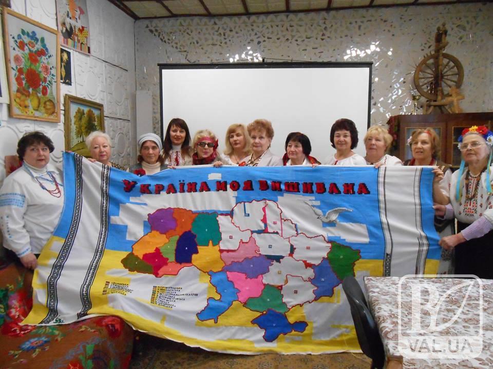 Чернігівщина з гордістю передала на Сумщину вишиту мапу України