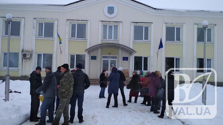 Жителі Любеча проводять мирну акцію під будівлею Ріпкинської РДА