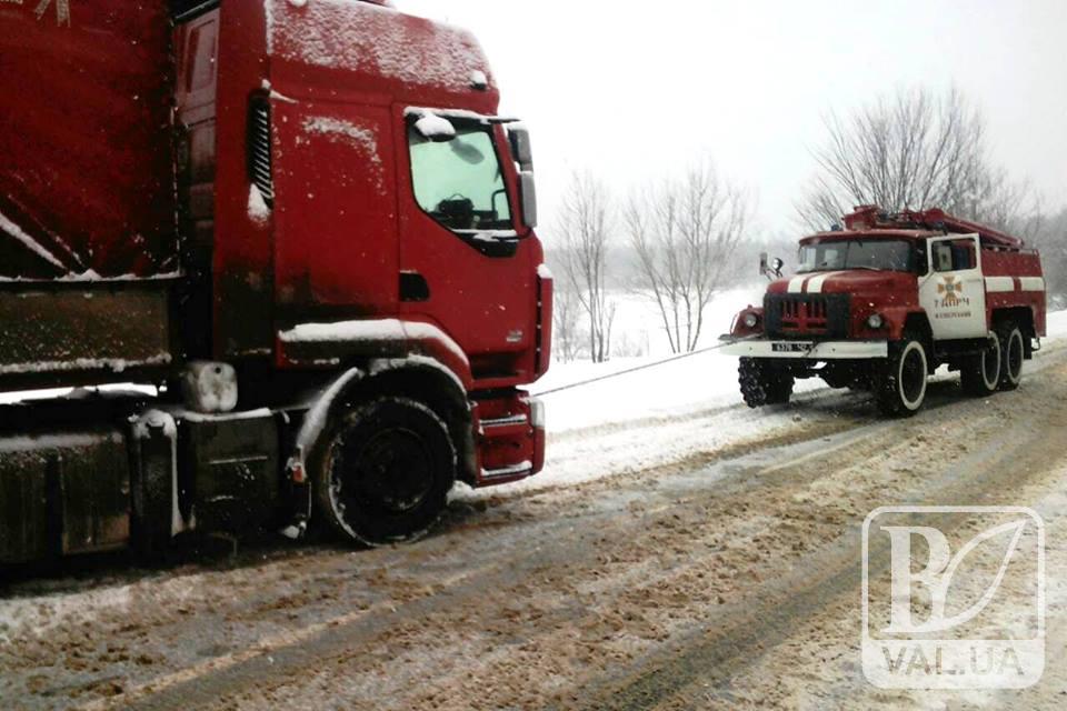 Зі снігового полону рятувальники вивільнили три вантажівки