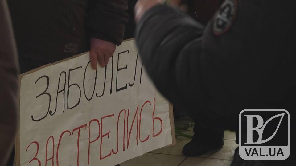 «Захворів - застрелись». На Чернігівщині люди відстоюють медичний стаціонар. ВІДЕО