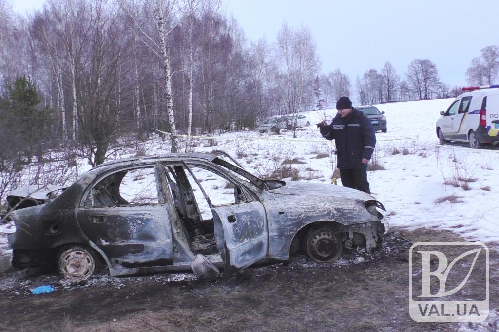 На Чернігівщині виявили згорілий автомобіль з останками тіла. ФОТО