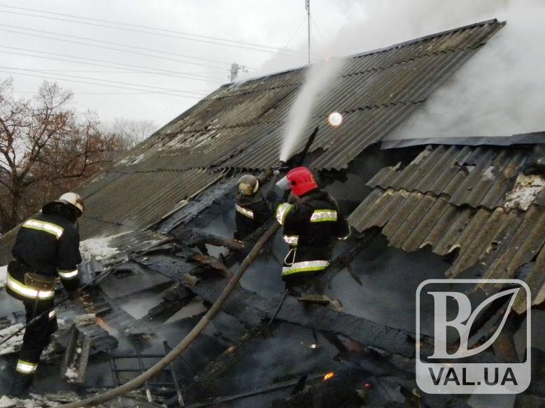 Через несправну пічку на Чернігівщині вигорів двоповерховий будинок 