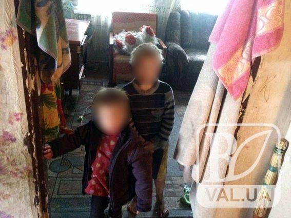 На Чернігівщині жінка залишила без їжі у холодному будинку шістьох маленьких дітей