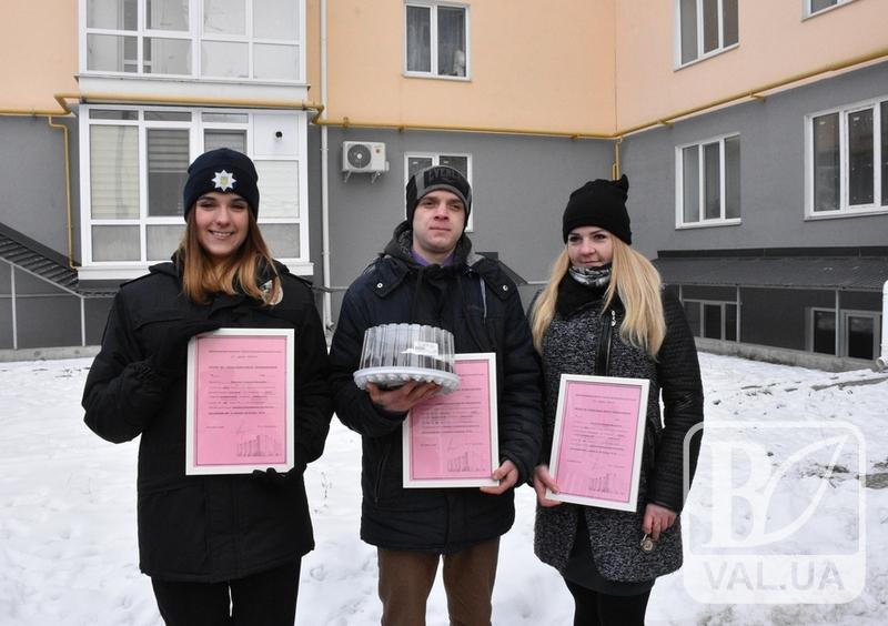На Чернігівщині, троє молодих людей з числа дітей-сиріт, отримали ключі від свого першого житла