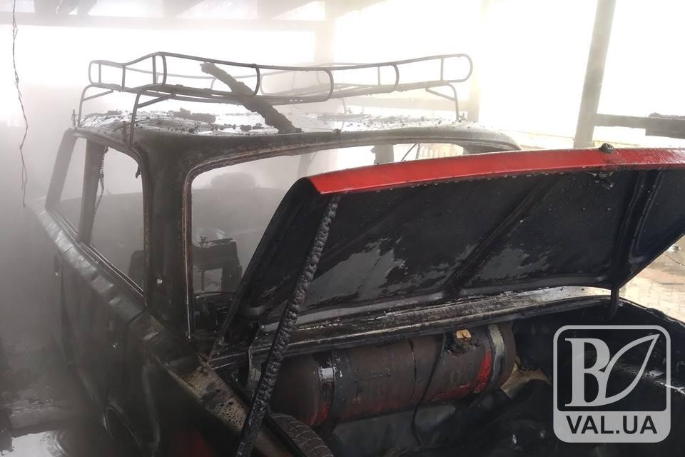 У дворі житлового будинку на Чернігівщині згорів автомобіль
