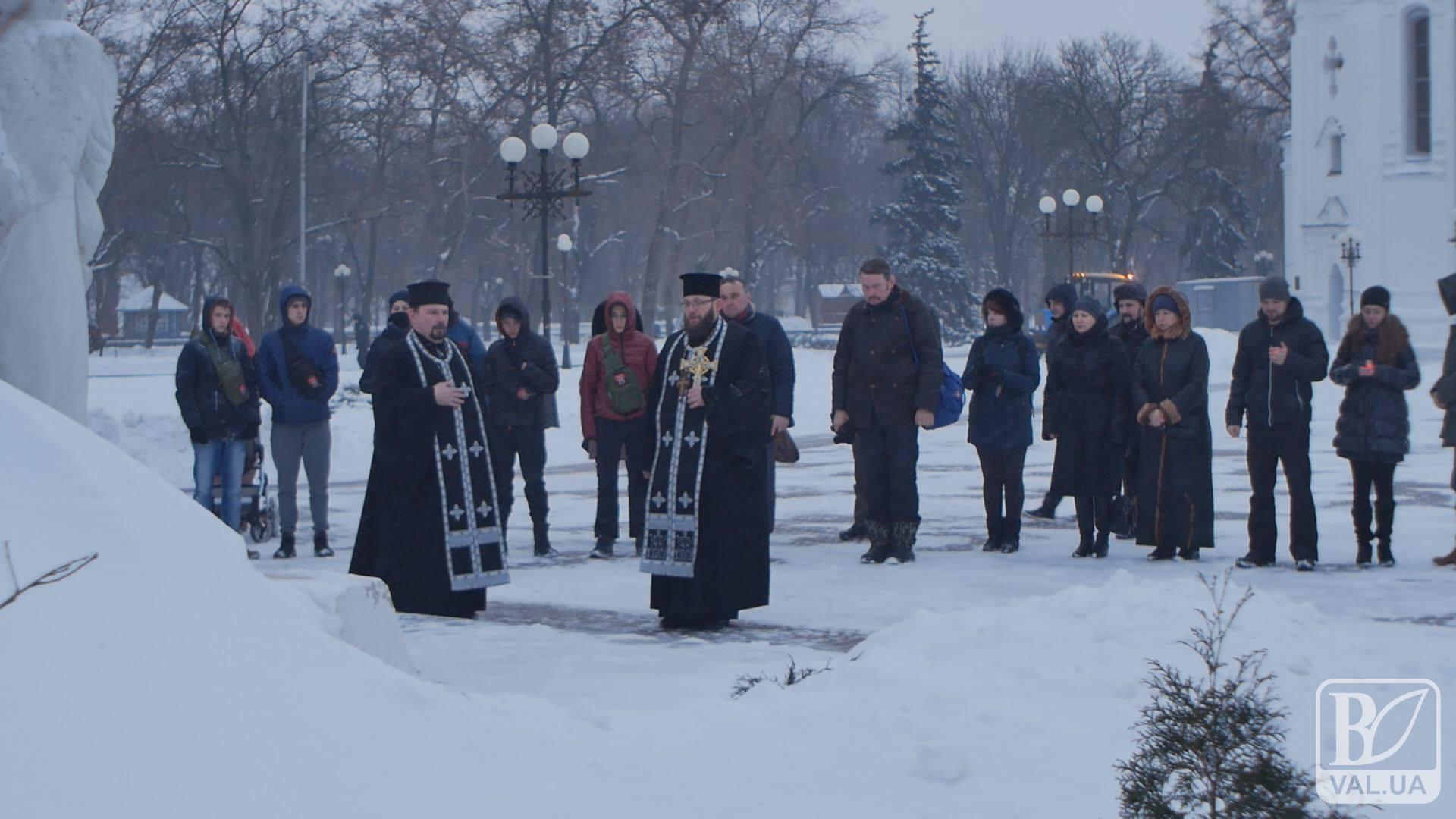Чернігівці запалили свічки памʼяті жертв Корюківської трагедії. ВІДЕО