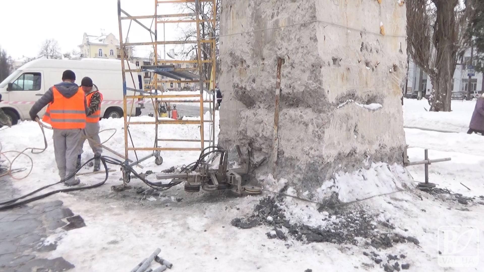 У Чернігові розпочався черговий етап демонтажу постаменту Леніна. ВІДЕО