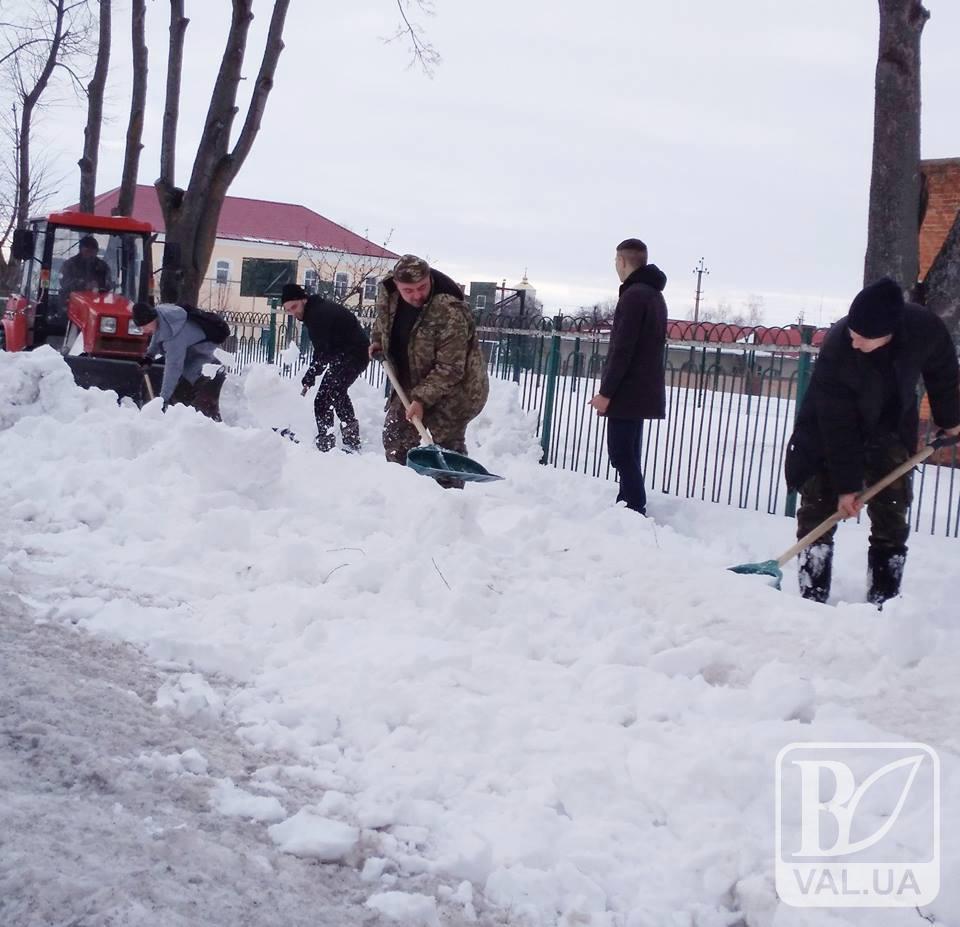 У Коропі чистять тротуари активісти. ФОТО