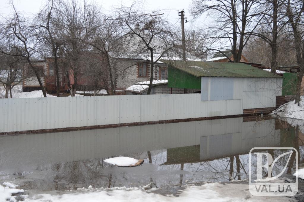 Кілька будинків у Чернігові підтопило водою. ФОТО