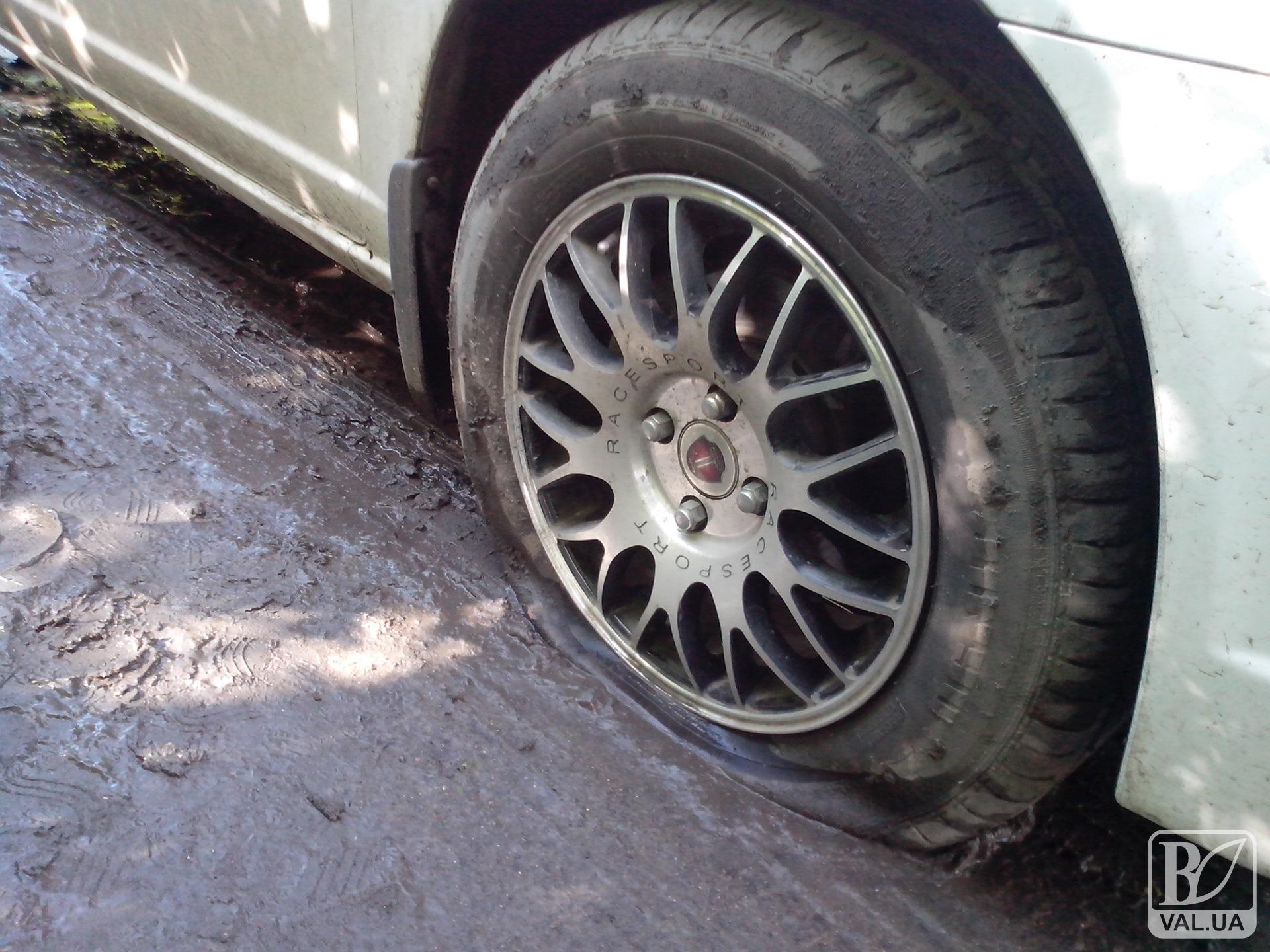Чернігівська поліція оштрафувала водія за пробите у ямі колесо  