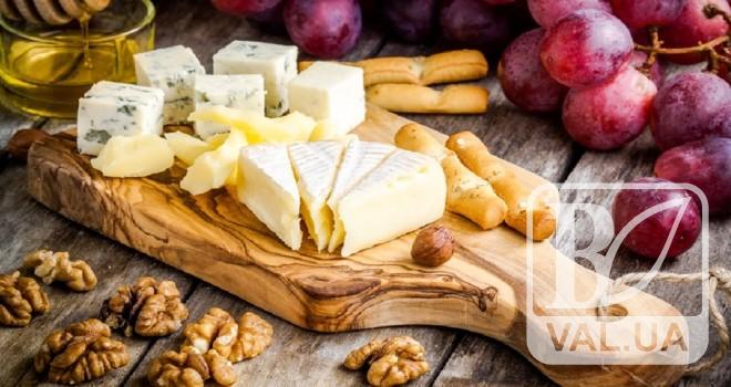 Чернігівську маслосирбазу підозрюють у виробництві неякісного сиру