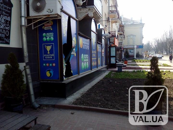 У центрі Чернігова розтрощили вітрину Національної лотереї. ФОТОфакт