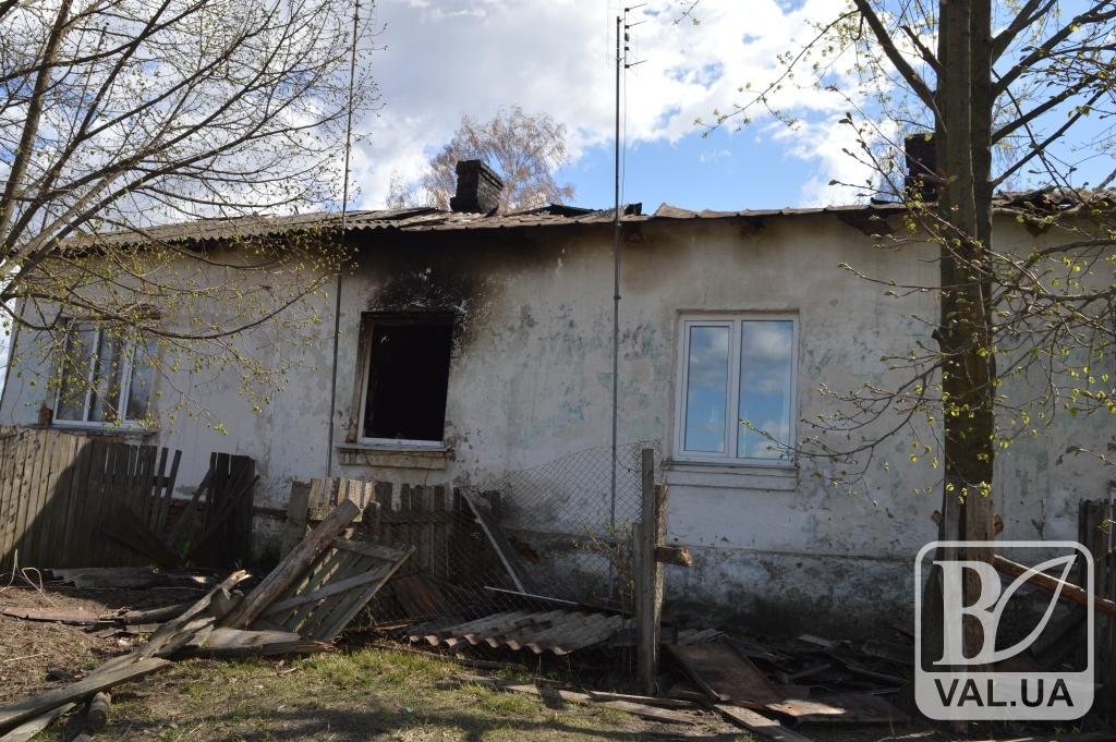 На Чернігівщині жінка та її неповнолітній син згоріли у власному помешканні