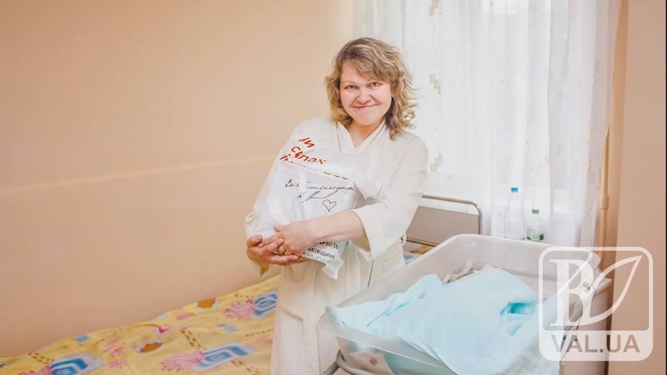Чернігівська "Батьківщина" привітала молодих мам зі святом. ВІДЕО