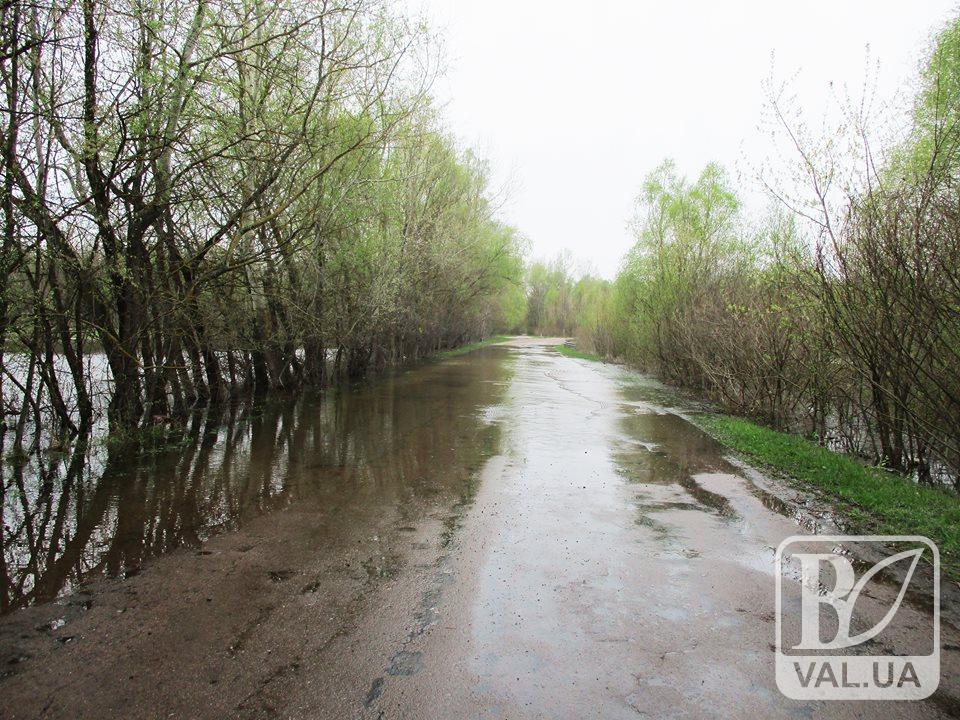 У Сосницькому районі на затопленій Десною дорозі відновлено рух легкового автотранспорту