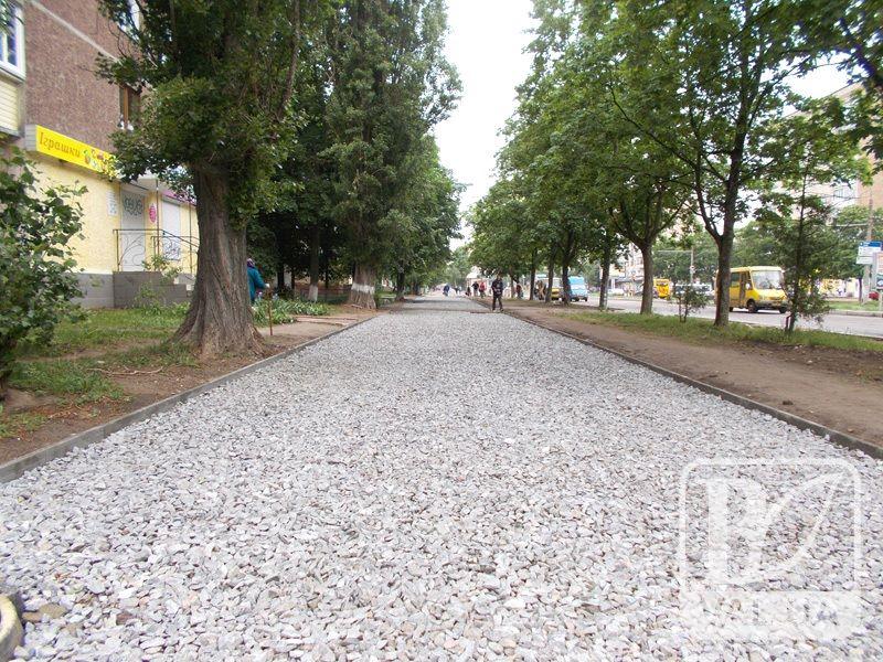 На Рокосовського триває капітальний ремонт тротуарів. ФОТО