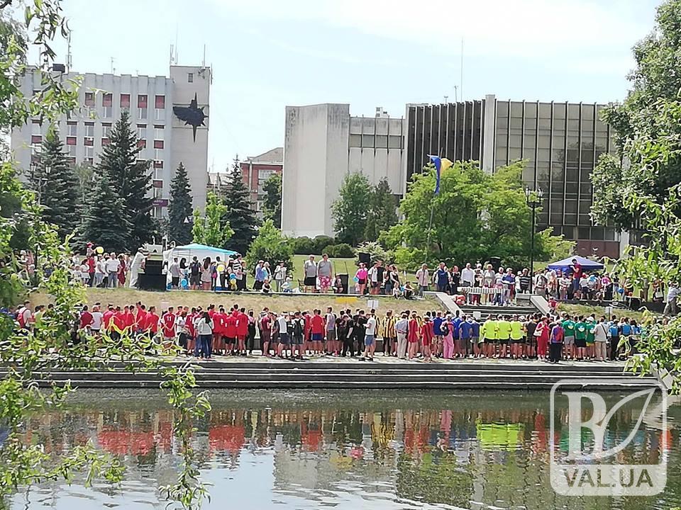 Водяні змагання: чернігівці і латвійці гребуть веслами. ФОТО