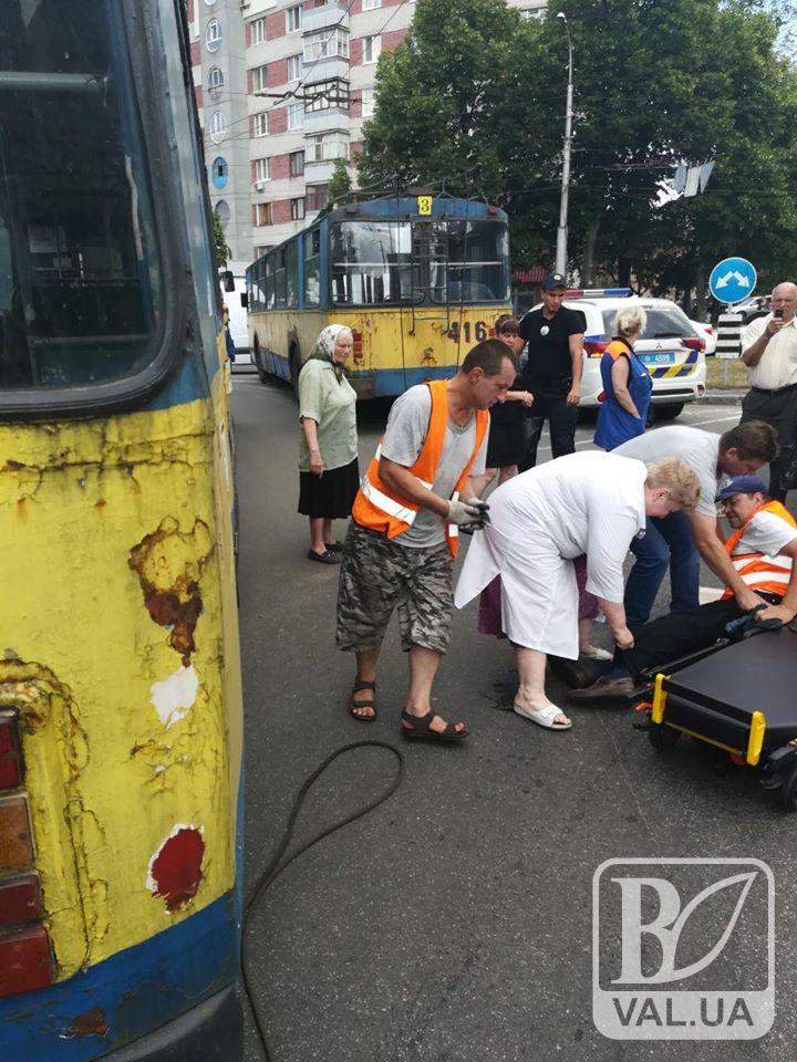 На Кругу водій іномарки збив водія тролейбуса та зник з місця ДТП. ФОТО
