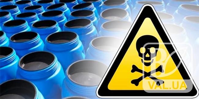 Без власника та маркування: на Чернігівщині знайшли 1.5 тони «нічийних» пестицидів