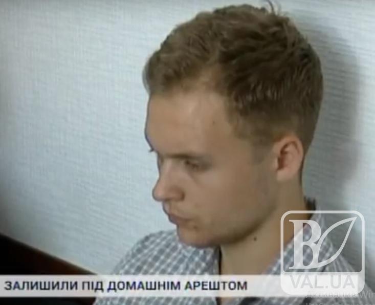Юнака з Чернігівщини, якого підозрюють у справлянні потреби на меморіал, взяли під домашній арешт