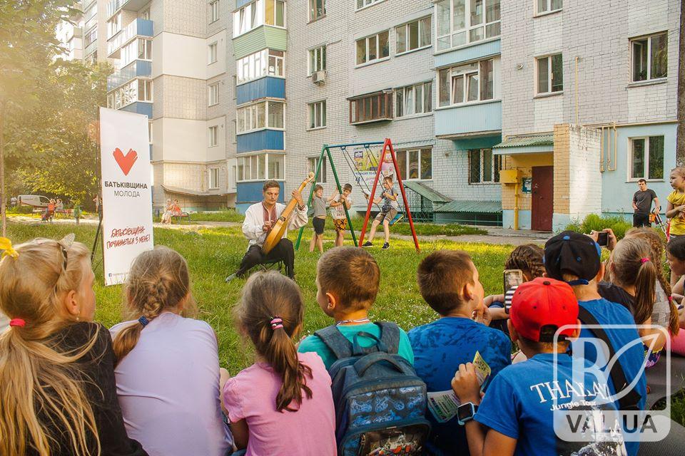 "Музика просто неба": молодь Чернігова влаштовує творчі вечори у дворах міста. ФОТО
