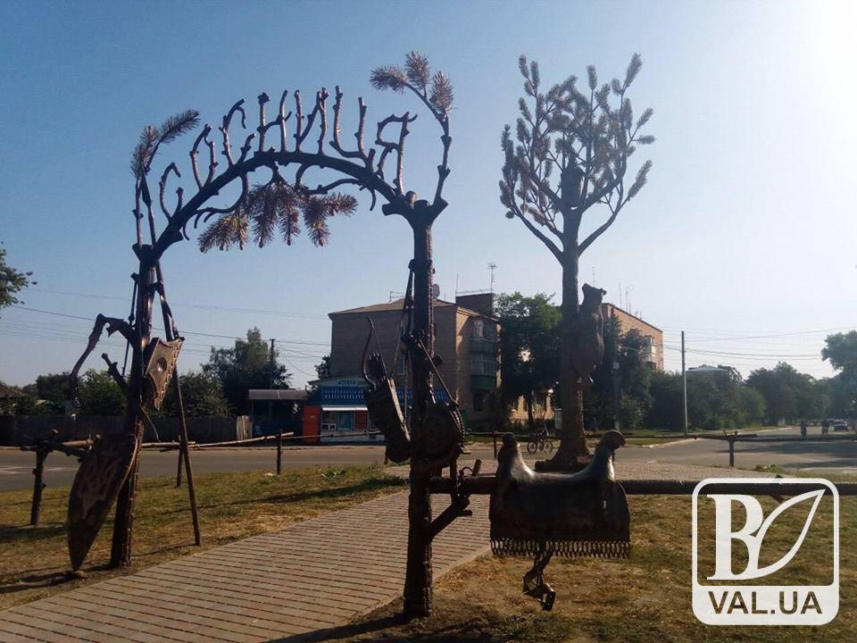 На Чернігівщині з’явилася цікава паркова скульптура. ФОТО